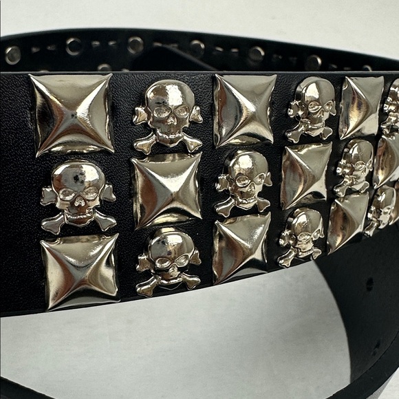 Hot Topic Skulls & Crossbones Three Row Pyramid Stud Belt Sz S - Picture 5 of 11